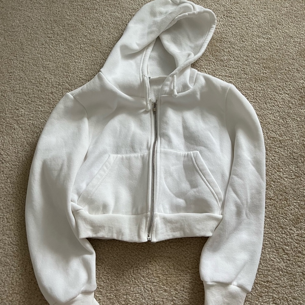 Super comfy & cozy cropped white zip up!